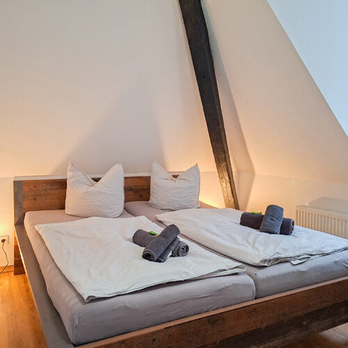 Schlafzimmer mit 1 x Doppelbett + 1 x Einzelbett - Wohnung 8