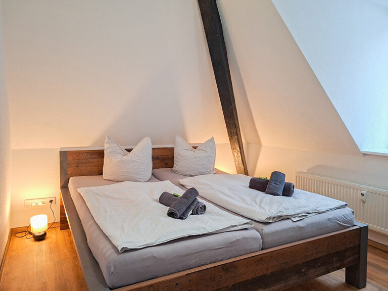 Schlafzimmer mit 1 x Doppelbett + 1 x Einzelbett - Wohnung 8