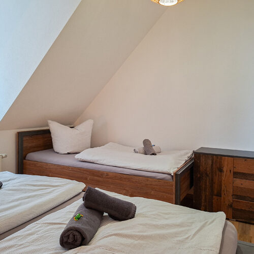 Schlafzimmer mit 1 x Doppelbett + 1 x Einzelbett - Wohnung 8