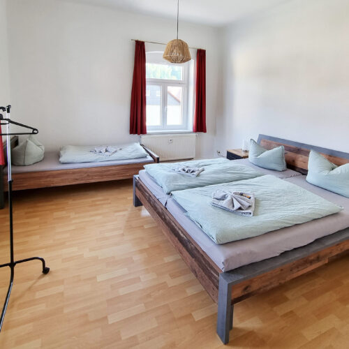 Schlafzimmer mit Doppelbett und Einzelbett - Wohnung 3
