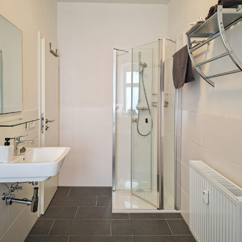 Bad mit Dusche und Wanne - Wohnung 2