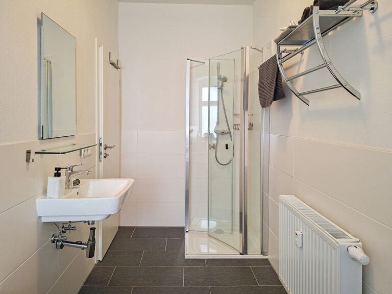 Bad mit Dusche und Wanne - Wohnung 2