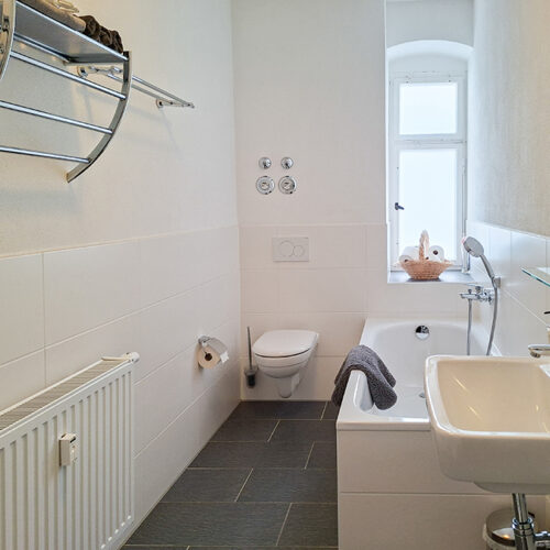 Bad mit Dusche und Wanne - Wohnung 2