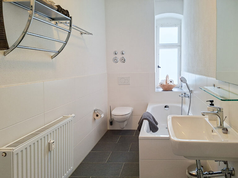Bad mit Dusche und Wanne - Wohnung 2