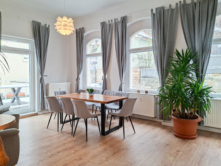 Wohnzimmer mit Esstisch - Wohnung 2