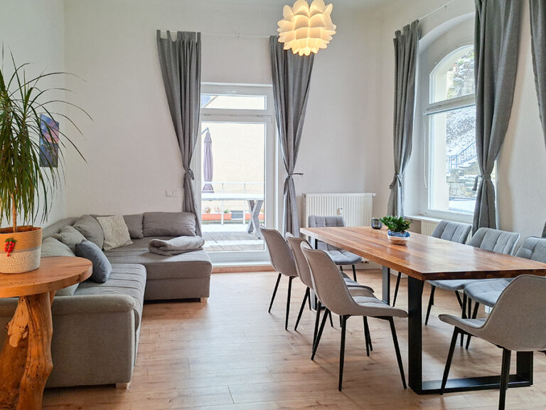 Wohnzimmer mit Esstisch - Wohnung 2