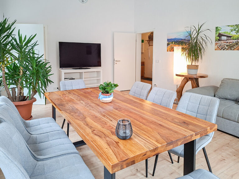 Wohnzimmer mit Esstisch - Wohnung 2