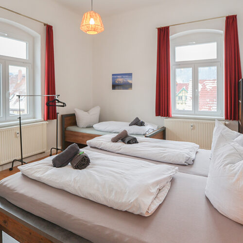 Schlafzimmer mit Doppelbett und Einzelbett - Wohnung 3