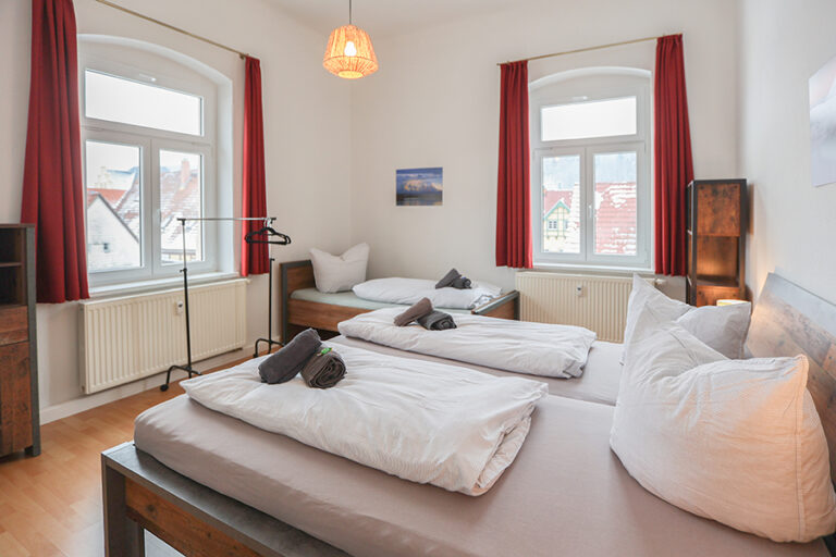 Schlafzimmer mit Doppelbett und Einzelbett - Wohnung 3