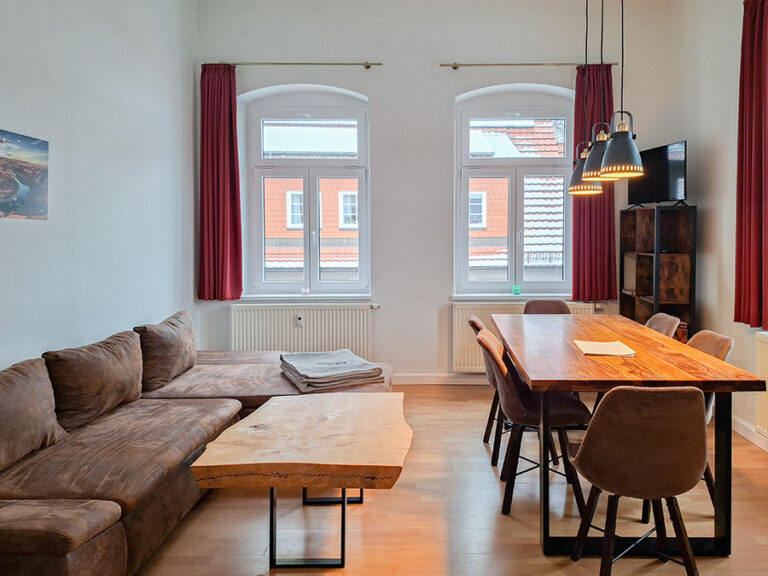 Wohnzimmer mit Esstisch - Wohnung 3