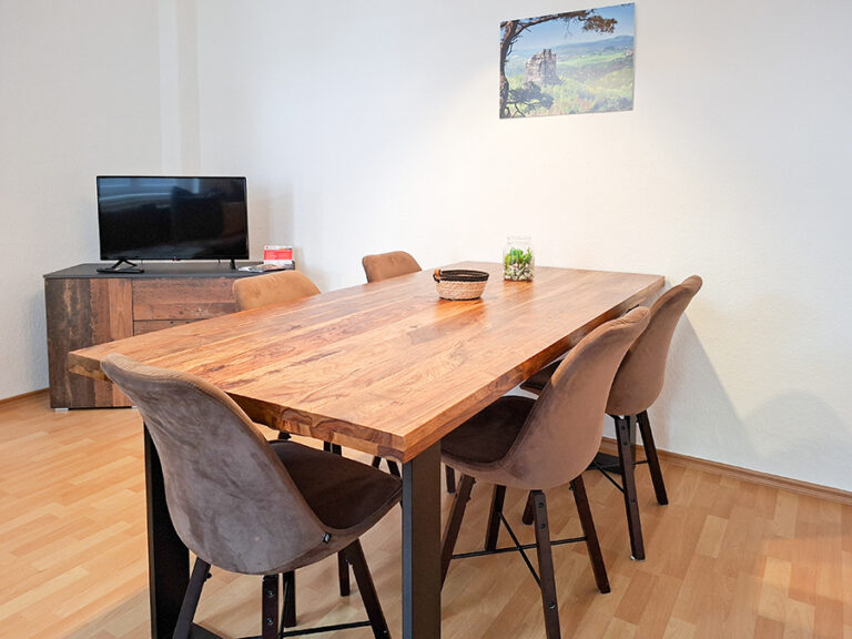 Wohnzimmer mit Esstisch - Wohnung 4