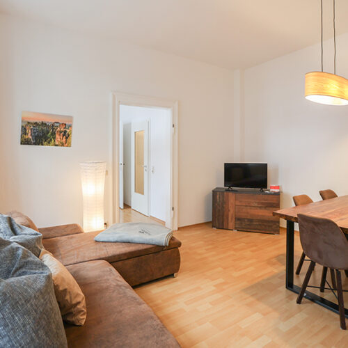 Wohnzimmer mit Esstisch - Wohnung 4