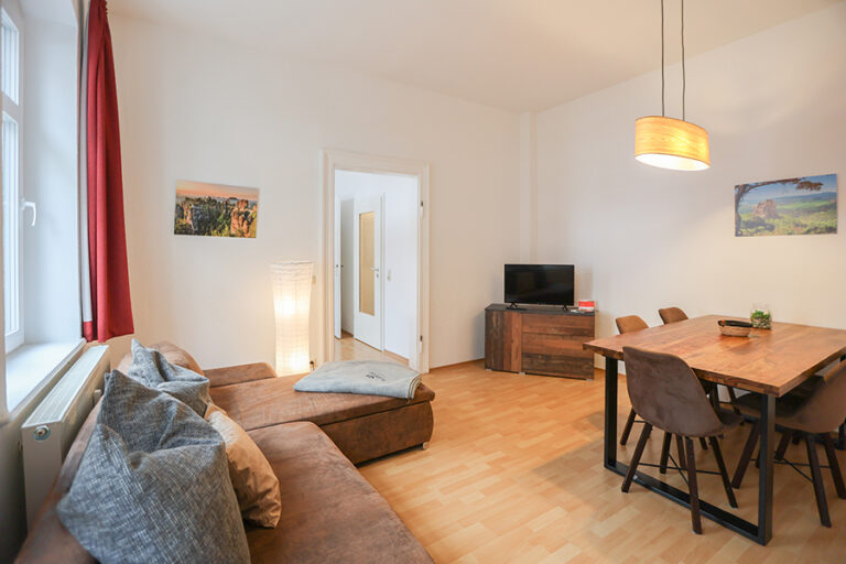 Wohnzimmer mit Esstisch - Wohnung 4