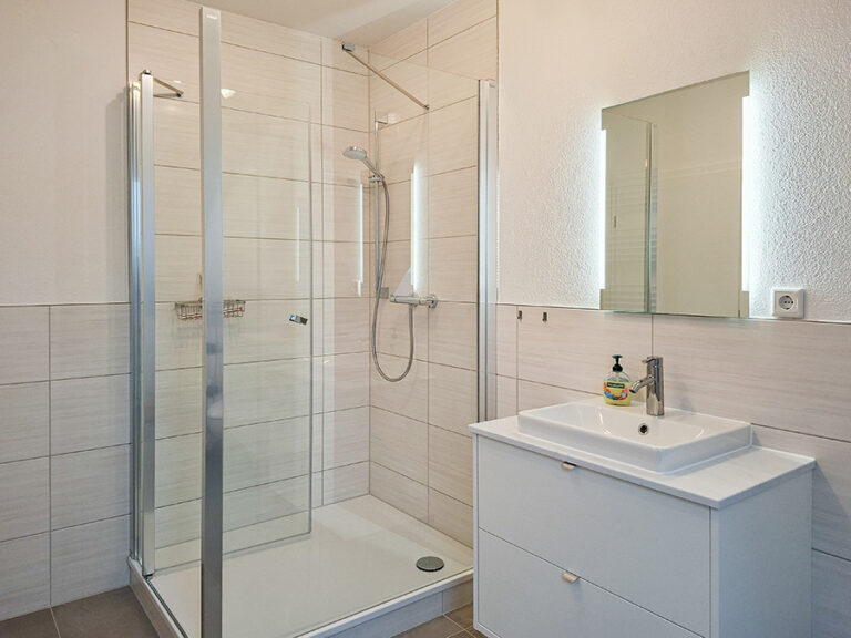 Bad mit Dusche/WC - Wohnung 8