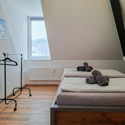 Schlafzimmer mit 1 x Doppelbett - Wohnung 8