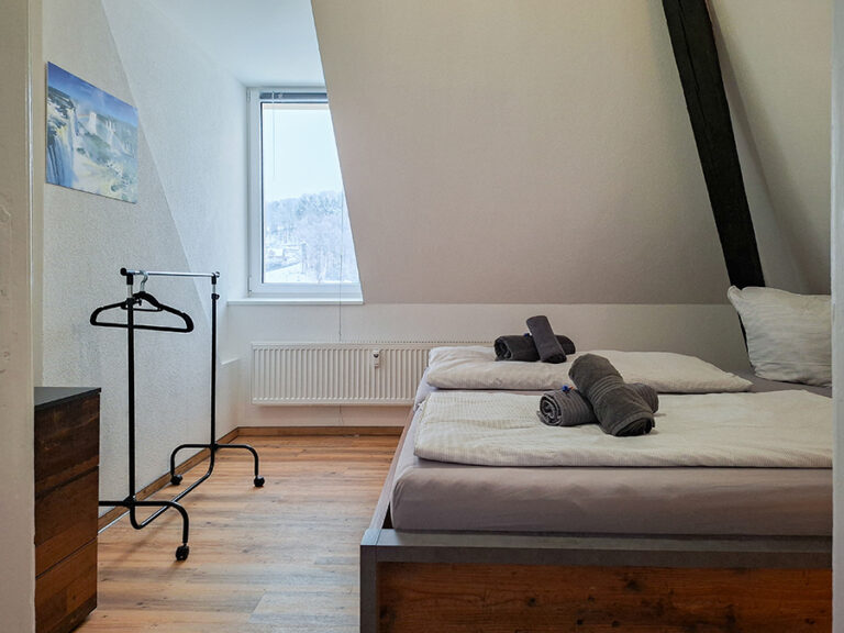 Schlafzimmer mit 1 x Doppelbett - Wohnung 8
