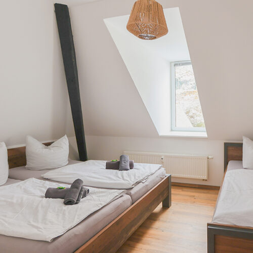 Schlafzimmer mit 1 x Doppelbett + 1 x Einzelbett - Wohnung 8