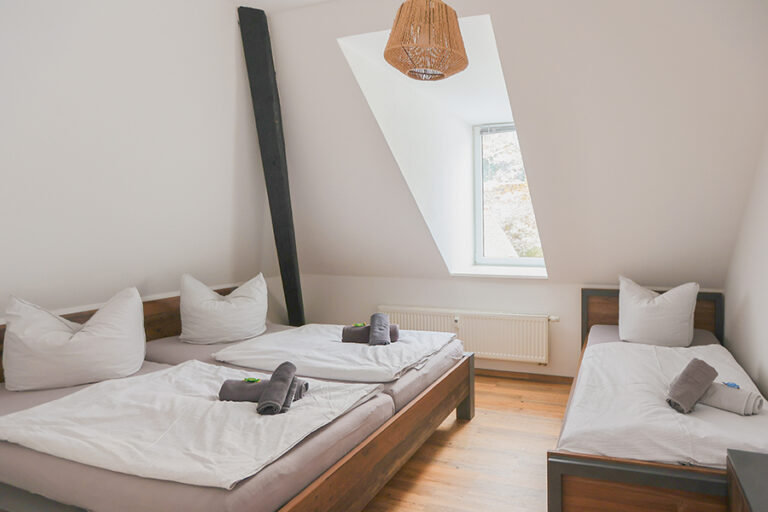 Schlafzimmer mit 1 x Doppelbett + 1 x Einzelbett - Wohnung 8