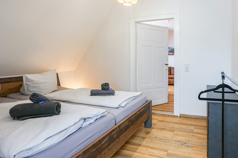 Schlafzimmer mit 1 x Doppelbett - Wohnung 8