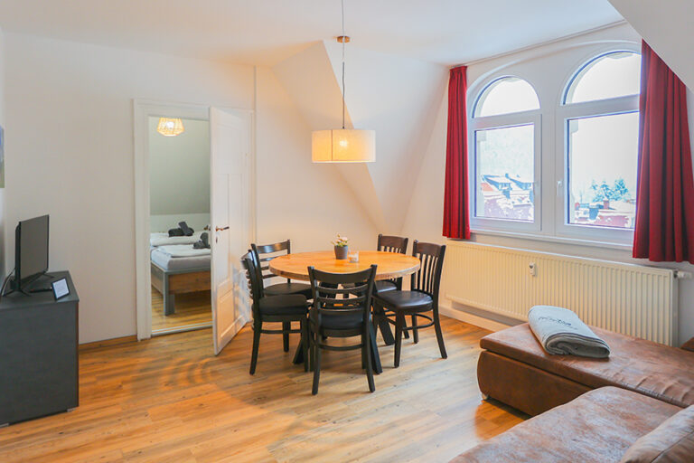 Wohnzimmer mit Esstisch - Wohnung 8