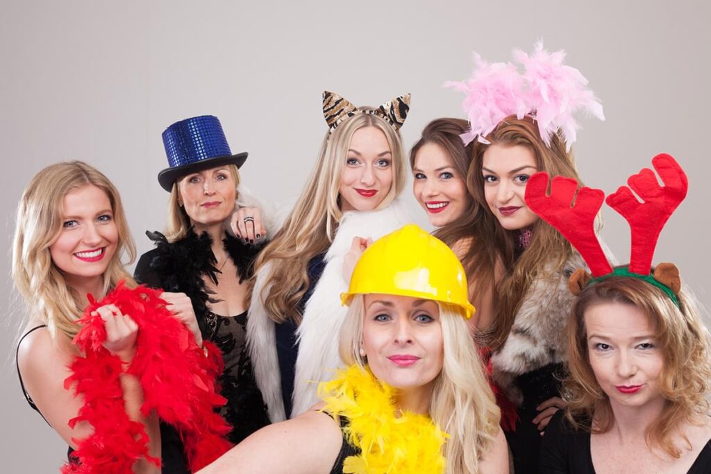 Menschen mit den Accessoires aus der Fotobox von Fräulein Gerda