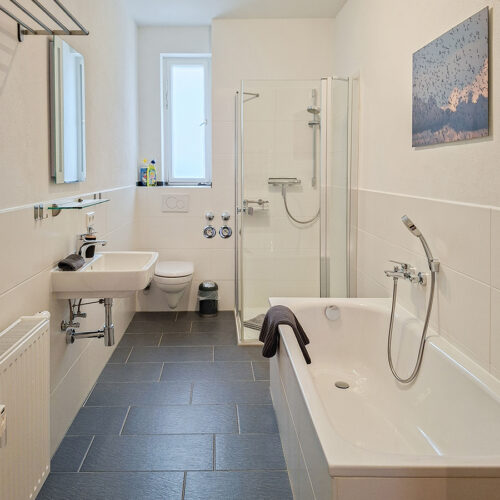 Bad mit Wanne und Dusche - Wohnung 1