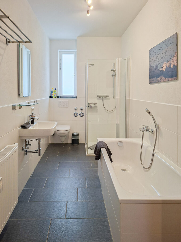 Bad mit Wanne und Dusche - Wohnung 1