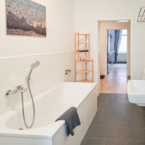 Bad mit Wanne und Dusche - Wohnung 1