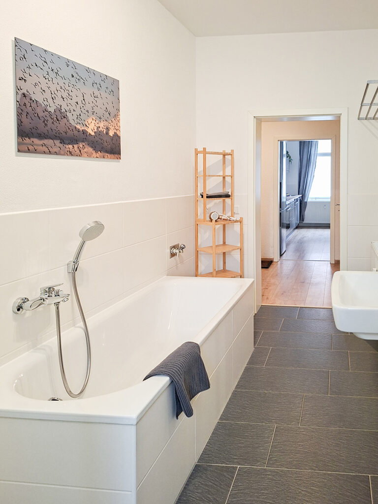 Bad mit Wanne und Dusche - Wohnung 1