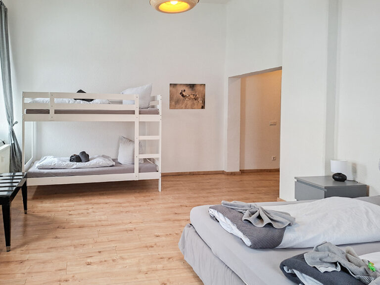 Schlafzimmer mit 4 Betten - Wohnung 1