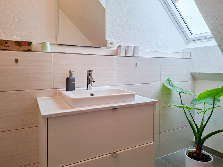 Bad mit Dusche und WC - Wohnung 6