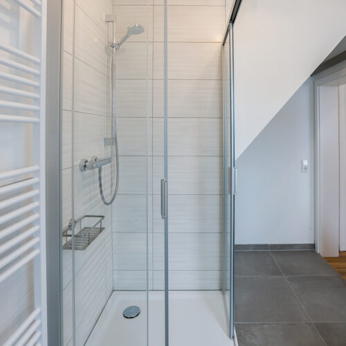 Bad mit Dusche und WC - Wohnung 6