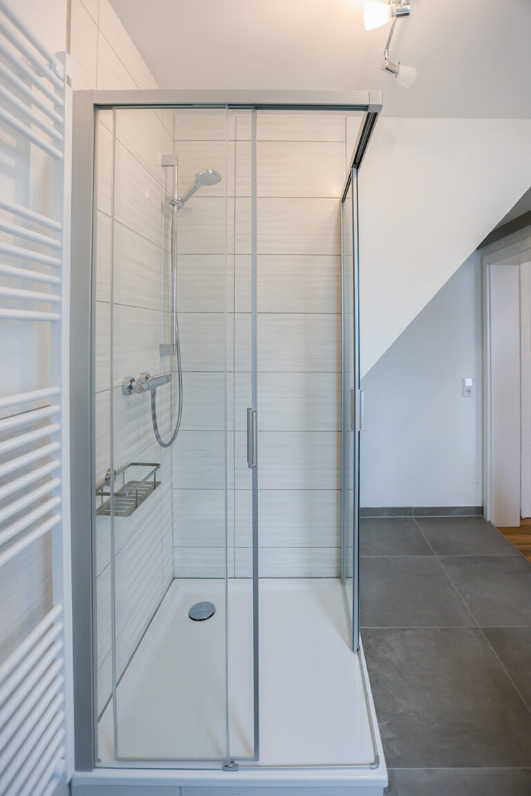 Bad mit Dusche und WC - Wohnung 6