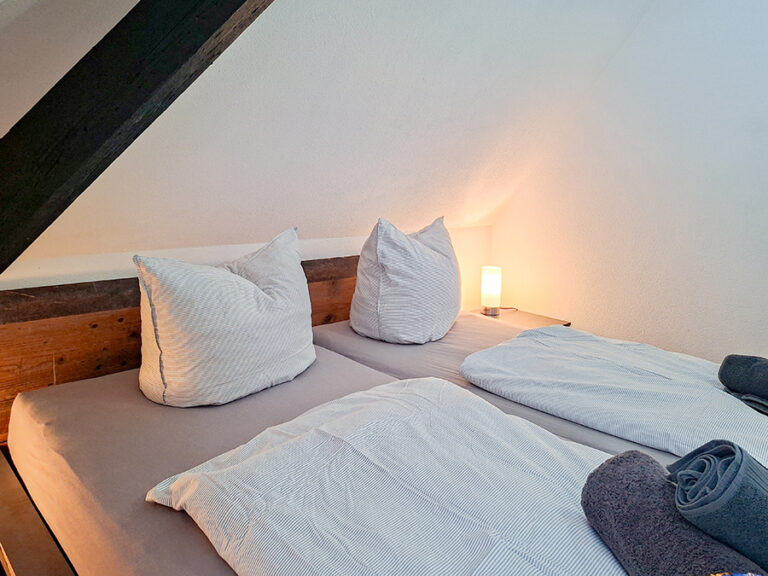 Schlafzimmer mit Doppelbett und Einzelbett - Wohnung 6