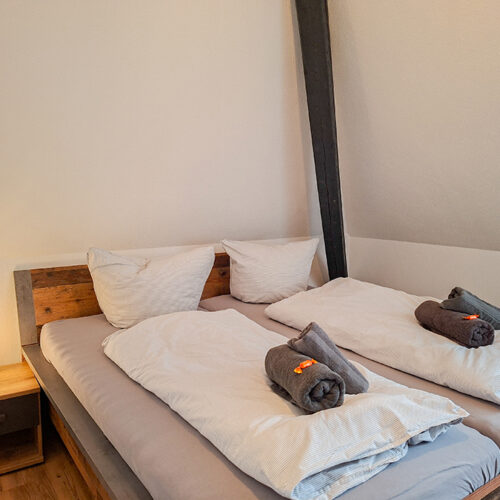 Wohnung 6 - Schlafzimmer mit Doppelbett