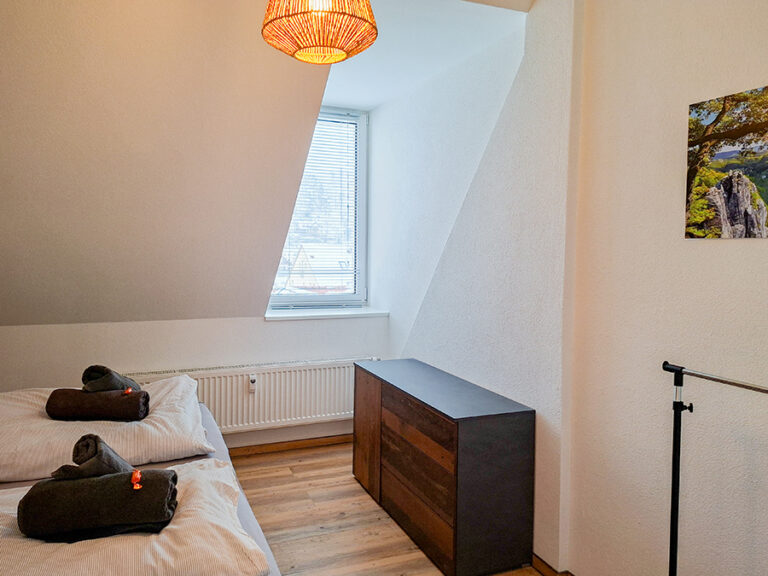 Schlafzimmer mit Doppelbett - Wohnung 6