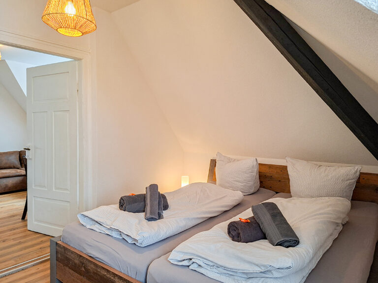 Schlafzimmer mit Doppelbett - Wohnung 6