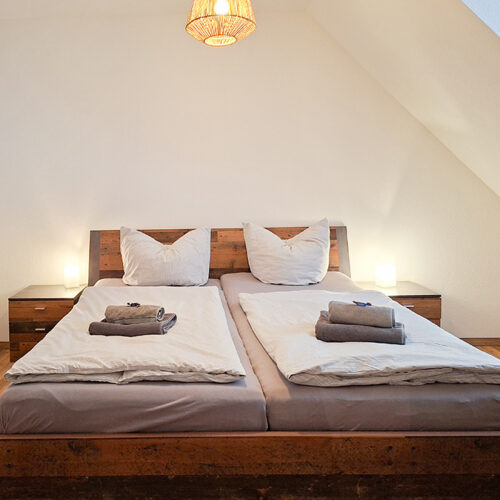 Schlafzimmer mit Doppelbett - Wohnung 7