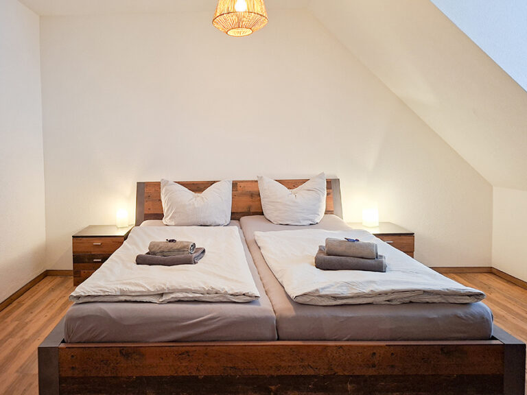 Schlafzimmer mit Doppelbett - Wohnung 7