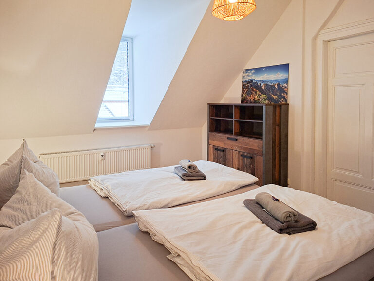 Schlafzimmer mit Doppelbett - Wohnung 7