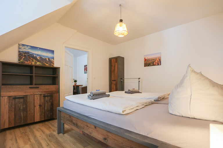 Schlafzimmer mit Doppelbett - Wohnung 7