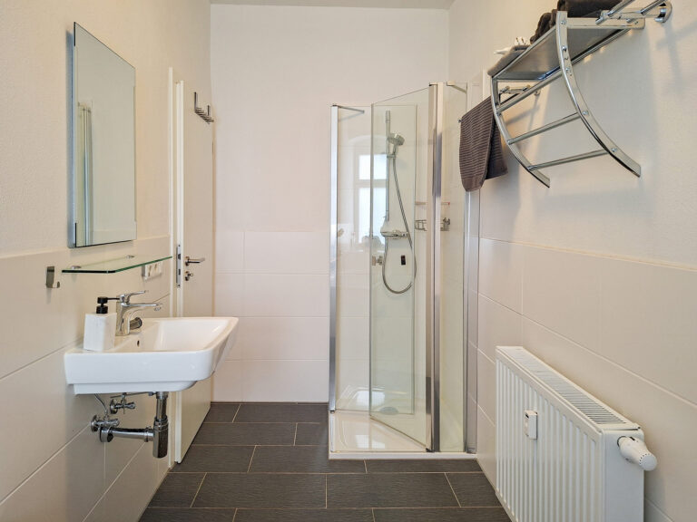 Bad mit Dusche und Wanne - Wohnung 2